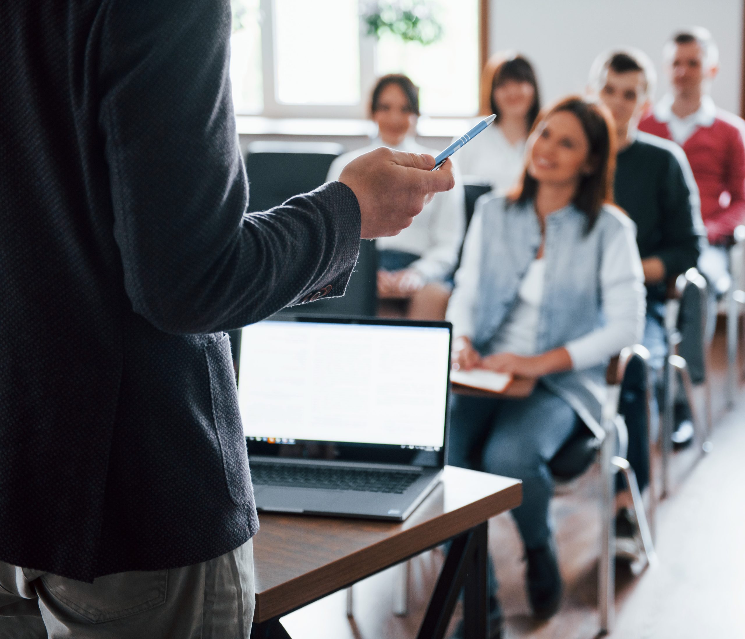 formateur anime des formations professionnelles pour organismes et entreprises